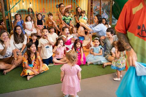 Festa infantil de aniversário de menina de 4 anos com o tema Frozen; princesa Elsa; princesa Anna; vestido azul; casa de festa quintal de contos; niteroi; Rio de Janeiro; fotografo de familia'