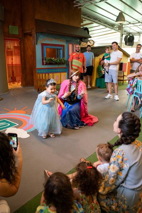 Festa infantil de aniversário de menina de 4 anos com o tema Frozen; princesa Elsa; princesa Anna; vestido azul; casa de festa quintal de contos; niteroi; Rio de Janeiro; fotografo de familia'
