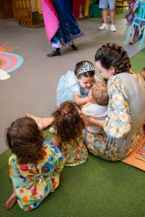 Festa infantil de aniversário de menina de 4 anos com o tema Frozen; princesa Elsa; princesa Anna; vestido azul; casa de festa quintal de contos; niteroi; Rio de Janeiro; fotografo de familia'