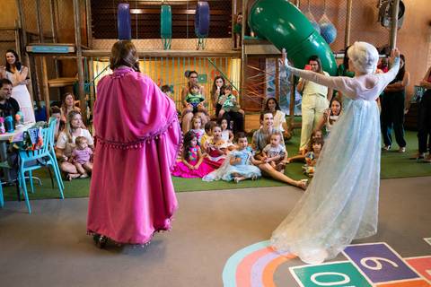 Festa infantil de aniversário de menina de 4 anos com o tema Frozen; princesa Elsa; princesa Anna; vestido azul; casa de festa quintal de contos; niteroi; Rio de Janeiro; fotografo de familia'