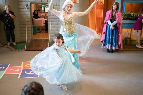Festa infantil de aniversário de menina de 4 anos com o tema Frozen; princesa Elsa; princesa Anna; vestido azul; casa de festa quintal de contos; niteroi; Rio de Janeiro; fotografo de familia'