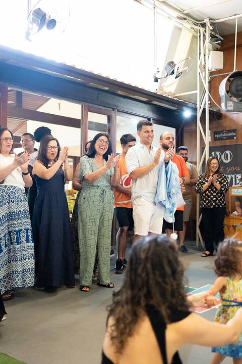 Festa infantil de aniversário de menina de 4 anos com o tema Frozen; princesa Elsa; princesa Anna; vestido azul; casa de festa quintal de contos; niteroi; Rio de Janeiro; fotografo de familia'