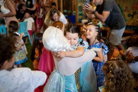 Festa infantil de aniversário de menina de 4 anos com o tema Frozen; princesa Elsa; princesa Anna; vestido azul; casa de festa quintal de contos; niteroi; Rio de Janeiro; fotografo de familia'