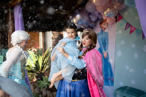 Festa infantil de aniversário de menina de 4 anos com o tema Frozen; princesa Elsa; princesa Anna; vestido azul; casa de festa quintal de contos; niteroi; Rio de Janeiro; fotografo de familia'