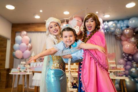 Festa infantil de aniversário de menina de 4 anos com o tema Frozen; princesa Elsa; princesa Anna; vestido azul; casa de festa quintal de contos; niteroi; Rio de Janeiro; fotografo de familia'