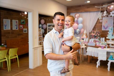 Festa infantil de aniversário de menina de 4 anos com o tema Frozen; princesa Elsa; princesa Anna; vestido azul; casa de festa quintal de contos; niteroi; Rio de Janeiro; fotografo de familia'