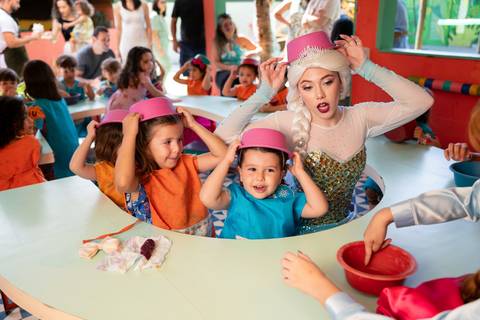 Festa infantil de aniversário de menina de 4 anos com o tema Frozen; princesa Elsa; princesa Anna; vestido azul; casa de festa quintal de contos; niteroi; Rio de Janeiro; fotografo de familia'