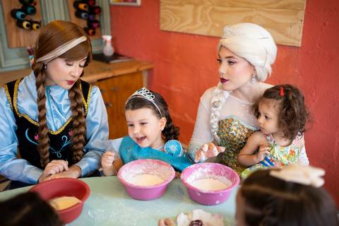 Festa infantil de aniversário de menina de 4 anos com o tema Frozen; princesa Elsa; princesa Anna; vestido azul; casa de festa quintal de contos; niteroi; Rio de Janeiro; fotografo de familia'