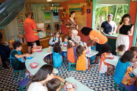 Festa infantil de aniversário de menina de 4 anos com o tema Frozen; princesa Elsa; princesa Anna; vestido azul; casa de festa quintal de contos; niteroi; Rio de Janeiro; fotografo de familia'