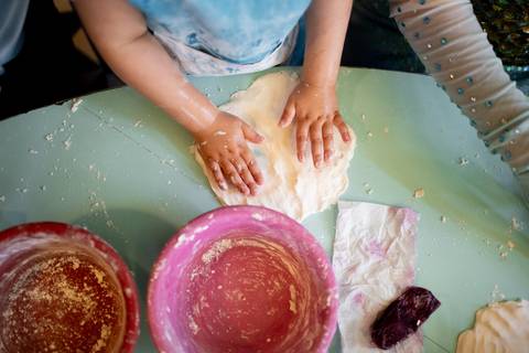 Festa infantil de aniversário de menina de 4 anos com o tema Frozen; princesa Elsa; princesa Anna; vestido azul; casa de festa quintal de contos; niteroi; Rio de Janeiro; fotografo de familia'