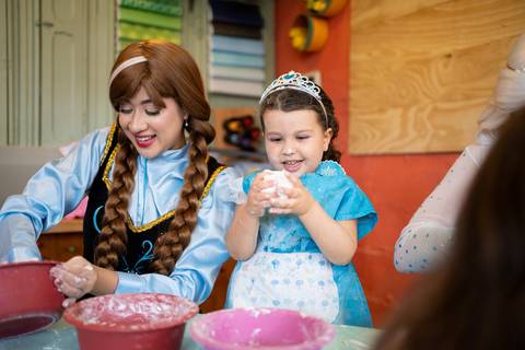 Festa infantil de aniversário de menina de 4 anos com o tema Frozen; princesa Elsa; princesa Anna; vestido azul; casa de festa quintal de contos; niteroi; Rio de Janeiro; fotografo de familia'