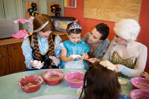 Festa infantil de aniversário de menina de 4 anos com o tema Frozen; princesa Elsa; princesa Anna; vestido azul; casa de festa quintal de contos; niteroi; Rio de Janeiro; fotografo de familia'