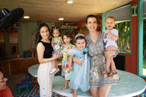 Festa infantil de aniversário de menina de 4 anos com o tema Frozen; princesa Elsa; princesa Anna; vestido azul; casa de festa quintal de contos; niteroi; Rio de Janeiro; fotografo de familia'