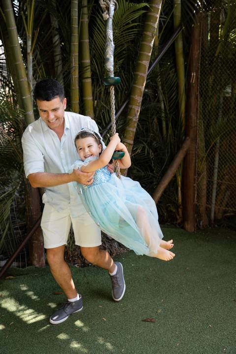 Festa infantil de aniversário de menina de 4 anos com o tema Frozen; princesa Elsa; princesa Anna; vestido azul; casa de festa quintal de contos; niteroi; Rio de Janeiro; fotografo de familia'