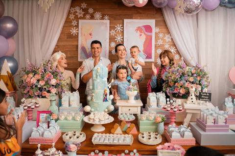 Festa infantil de aniversário de menina de 4 anos com o tema Frozen; princesa Elsa; princesa Anna; vestido azul; casa de festa quintal de contos; niteroi; Rio de Janeiro; fotografo de familia'
