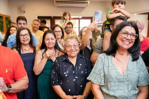 Festa infantil de aniversário de menina de 4 anos com o tema Frozen; princesa Elsa; princesa Anna; vestido azul; casa de festa quintal de contos; niteroi; Rio de Janeiro; fotografo de familia'