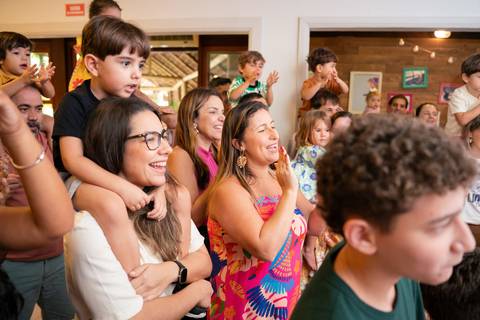 Festa infantil de aniversário de menina de 4 anos com o tema Frozen; princesa Elsa; princesa Anna; vestido azul; casa de festa quintal de contos; niteroi; Rio de Janeiro; fotografo de familia'