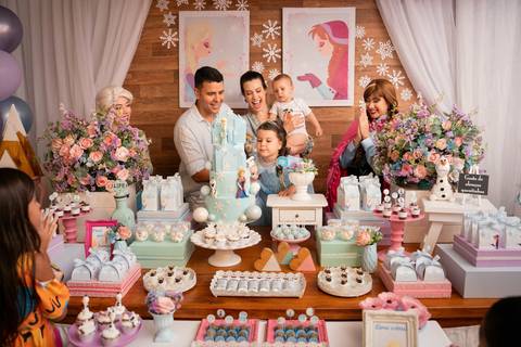 Festa infantil de aniversário de menina de 4 anos com o tema Frozen; princesa Elsa; princesa Anna; vestido azul; casa de festa quintal de contos; niteroi; Rio de Janeiro; fotografo de familia'