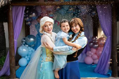 Festa infantil de aniversário de menina de 4 anos com o tema Frozen; princesa Elsa; princesa Anna; vestido azul; casa de festa quintal de contos; niteroi; Rio de Janeiro; fotografo de familia'
