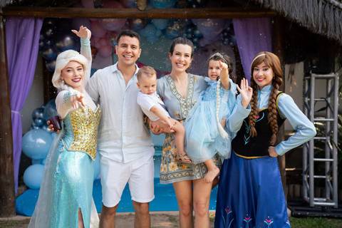 Festa infantil de aniversário de menina de 4 anos com o tema Frozen; princesa Elsa; princesa Anna; vestido azul; casa de festa quintal de contos; niteroi; Rio de Janeiro; fotografo de familia'