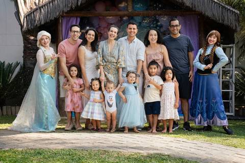 Festa infantil de aniversário de menina de 4 anos com o tema Frozen; princesa Elsa; princesa Anna; vestido azul; casa de festa quintal de contos; niteroi; Rio de Janeiro; fotografo de familia'