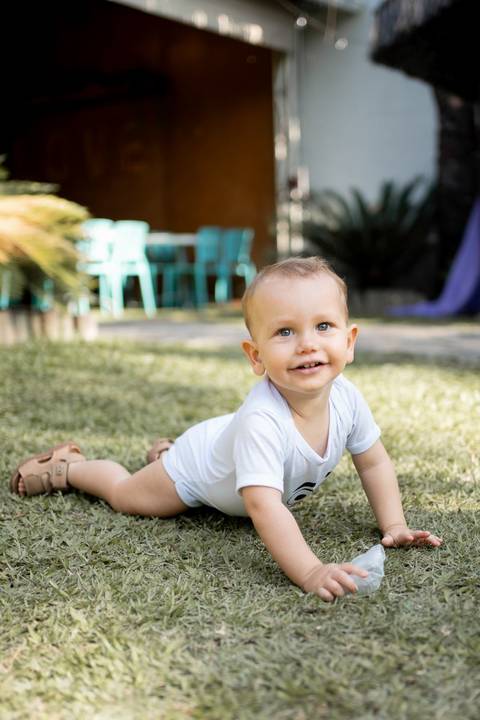 Festa infantil de aniversário de menina de 4 anos com o tema Frozen; princesa Elsa; princesa Anna; vestido azul; casa de festa quintal de contos; niteroi; Rio de Janeiro; fotografo de familia'