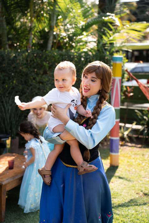 Festa infantil de aniversário de menina de 4 anos com o tema Frozen; princesa Elsa; princesa Anna; vestido azul; casa de festa quintal de contos; niteroi; Rio de Janeiro; fotografo de familia'
