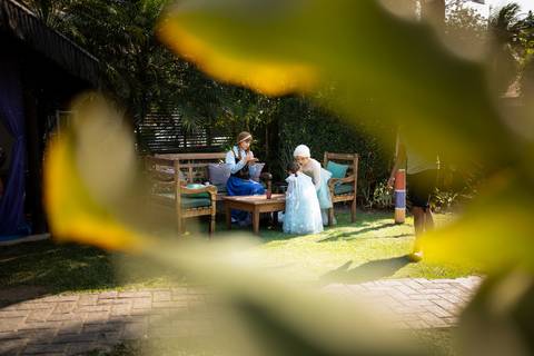Festa infantil de aniversário de menina de 4 anos com o tema Frozen; princesa Elsa; princesa Anna; vestido azul; casa de festa quintal de contos; niteroi; Rio de Janeiro; fotografo de familia'