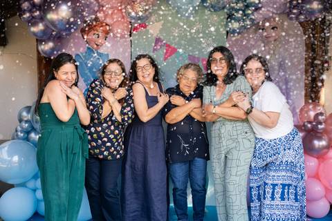 Festa infantil de aniversário de menina de 4 anos com o tema Frozen; princesa Elsa; princesa Anna; vestido azul; casa de festa quintal de contos; niteroi; Rio de Janeiro; fotografo de familia'