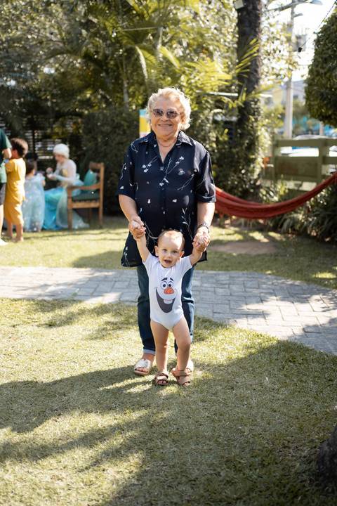 Festa infantil de aniversário de menina de 4 anos com o tema Frozen; princesa Elsa; princesa Anna; vestido azul; casa de festa quintal de contos; niteroi; Rio de Janeiro; fotografo de familia'