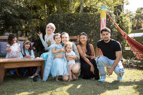 Festa infantil de aniversário de menina de 4 anos com o tema Frozen; princesa Elsa; princesa Anna; vestido azul; casa de festa quintal de contos; niteroi; Rio de Janeiro; fotografo de familia'