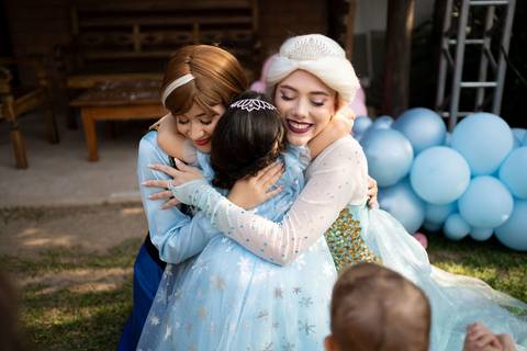 Festa infantil de aniversário de menina de 4 anos com o tema Frozen; princesa Elsa; princesa Anna; vestido azul; casa de festa quintal de contos; niteroi; Rio de Janeiro; fotografo de familia'