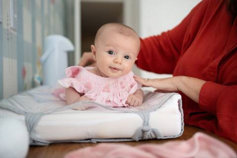 Bebê menina de 3 meses, apoiada no bracinho, de bruços, olhando para a câmera; Joao-Francisco-Fotografia; Familia; Niteroi; Rio de Janeiro; Acompanhamento; life-style;'