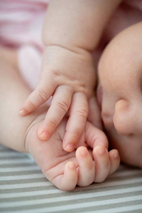 Detalhes dos dedinhos das mãos de bebê menina de 3 meses; Joao-Francisco-Fotografia; Familia; Niteroi; Rio de Janeiro; Acompanhamento; life-style;'