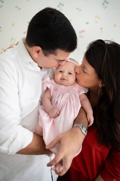 Ensaio familia; Acompanhamento; Bebe; Menina; 3 meses; em casa; Life Style; Joao-Francisco; Fotografia; Sessão; Fotos; Bebê menina de 3 meses no colo dos pais recebendo beijinho nas bochechas; Joao-Francisco-Fotografia; Familia; Niteroi; Rio de Janeiro; '