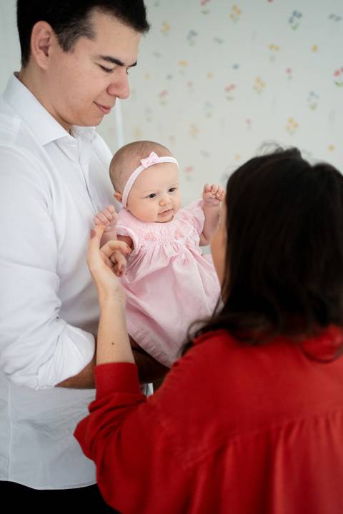 Ensaio familia; Acompanhamento; Bebe; Menina; 3 meses; em casa; Life Style; Joao-Francisco; Fotografia; Sessão; Fotos; Bebê menina de 3 meses no colo dos pais; Joao-Francisco-Fotografia; Familia; Niteroi; Rio de Janeiro; Acompanhamento; life-style;'