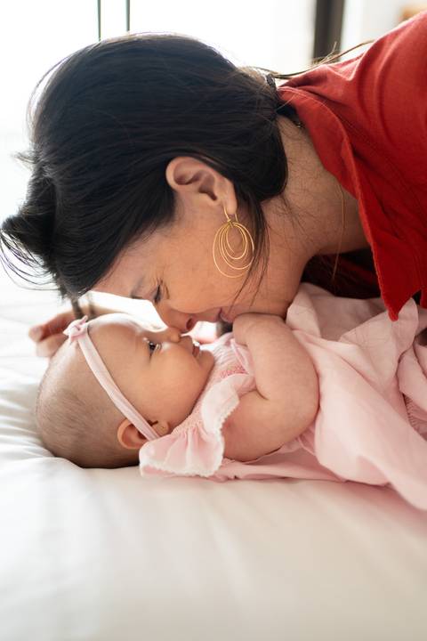 Ensaio familia; Acompanhamento; Bebe; Menina; 3 meses; em casa; Life Style; Joao-Francisco; Fotografia; Sessão; Fotos; Bebê menina de 3 meses deitada na cama; mae encostando nariz com nariz na bebê; Joao-Francisco-Fotografia; Familia; Niteroi;'