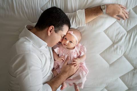 Ensaio familia; Acompanhamento; Bebe; Menina; 3 meses; em casa; Life Style; Joao-Francisco; Fotografia; Sessão; Fotos; Bebê menina de 3 meses deitada na cama ao lado do pai; Joao-Francisco-Fotografia; Familia; Niteroi; Rio de Janeiro; Acompanhamento;'