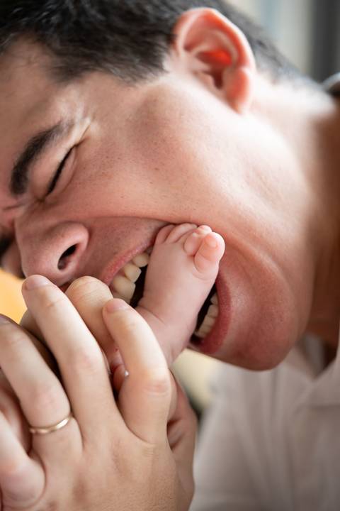 Ensaio familia; Acompanhamento; Bebe; Menina; 3 meses; em casa; Life Style; Joao-Francisco; Fotografia; Sessão; Fotos; Detalhes; Macro; Pe; Pezinho; Mordendo o pezinho do bebê; Joao-Francisco-Fotografia; Familia; Niteroi; Rio de Janeiro; Acompanhamento;'