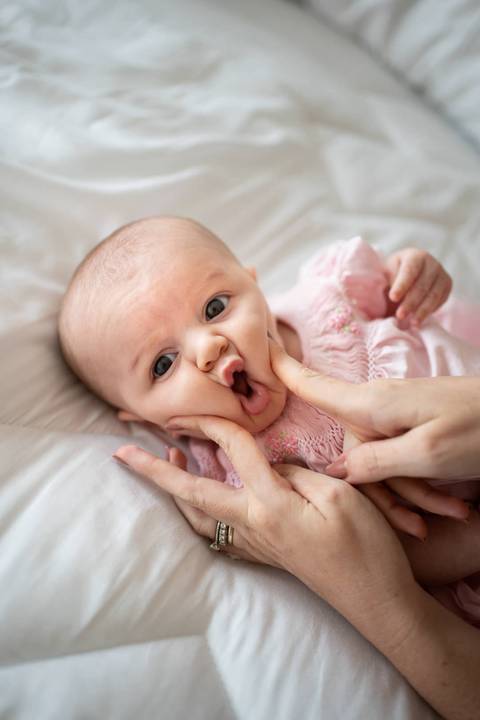 Ensaio familia; Acompanhamento; Bebe; Menina; 3 meses; em casa; Life Style; Joao-Francisco; Fotografia; Sessão; Fotos; mãos apertando bochechas do bebê; biquinho; Joao-Francisco-Fotografia; Familia; Niteroi; Rio de Janeiro; Acompanhamento; life-style;'