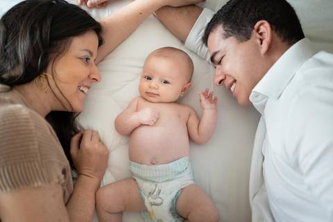 Ensaio familia; Acompanhamento; Bebe; Menina; 3 meses; em casa; Life Style; Joao-Francisco; Fotografia; Sessão; Fotos; Bebê deitada na cama no meio dos pais; Joao-Francisco-Fotografia; Familia; Niteroi; Rio de Janeiro; Acompanhamento; life-style;'