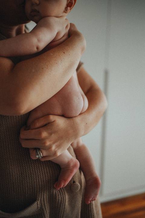 Ensaio familia; Acompanhamento; Bebe; Menina; 3 meses; em casa; Life Style; Joao-Francisco; Fotografia; Sessão; Fotos; Bebê peladinha; Pele com pele na mãe; Colo da mãe; Fotografia intimista; bundinha; dobrinhas; Joao-Francisco-Fotografia; Familia;'