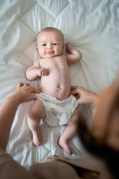 Ensaio familia; Acompanhamento; Bebe; Menina; 3 meses; em casa; Life Style; Joao-Francisco; Fotografia; Sessão; Fotos; bebê deitado na cama trocando a fralda; Joao-Francisco-Fotografia; Familia; Niteroi; Rio de Janeiro; Acompanhamento; life-style;'