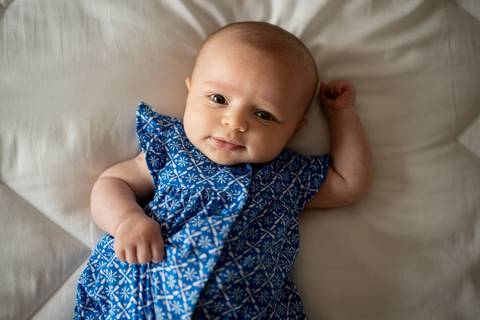 Ensaio familia; Acompanhamento; Bebe; Menina; 3 meses; em casa; Life Style; Joao-Francisco; Fotografia; Sessão; Fotos; bebê deitada na cama de roupa azul, olhando pra câmera; Joao-Francisco-Fotografia; Familia; Niteroi; Rio de Janeiro; Acompanhamento;'