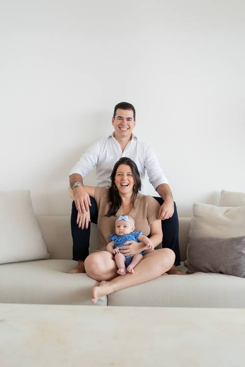 Ensaio familia; Acompanhamento; Bebe; Menina; 3 meses; em casa; Life Style; Joao-Francisco; Fotografia; Sessão; Fotos; Retrato da família no sofá'