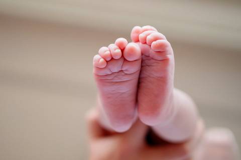 Ensaio familia; Acompanhamento; Bebe; Menina; 3 meses; em casa; Life Style; Joao-Francisco; Fotografia; Sessão; Fotos; Detalhe macro dos pés de bebê; dedinhos dobrados'