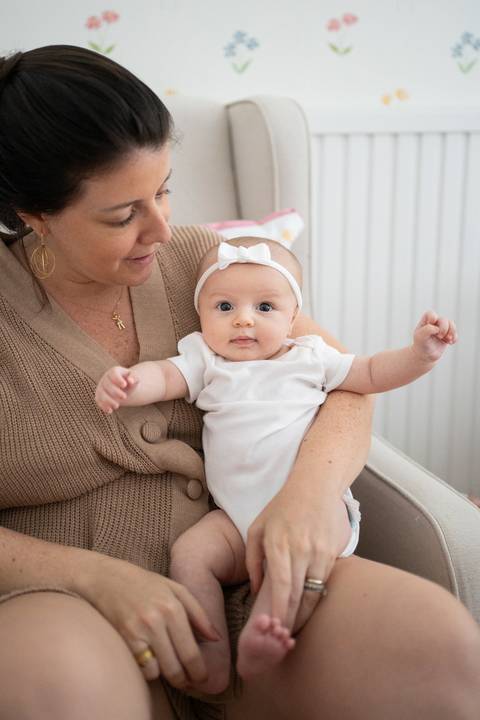 Ensaio familia; Acompanhamento; Bebe; Menina; 3 meses; em casa; Life Style; Joao-Francisco; Fotografia; Sessão; Fotos; Mãe sentada segurando bebê no colo'