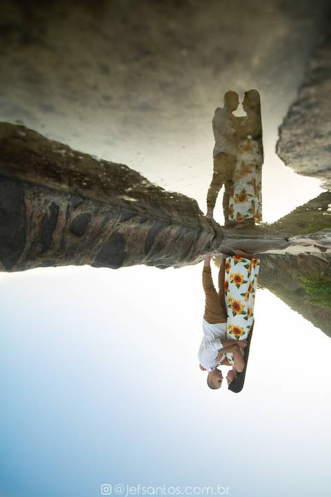 reflexo da água em uma pedra em grumari por jef santos'