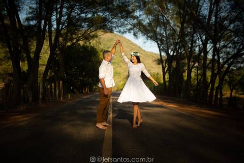 casal sob as árvores no meio da pista com a noiva dançando e fotografados por jef santos'