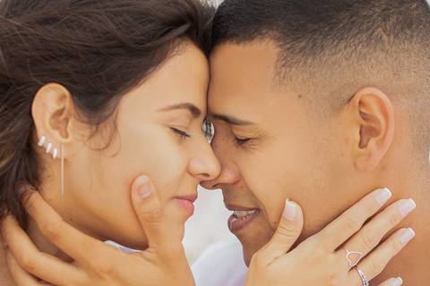 noivos juntos se tocando no prewedding em Cabo Frio no ensaio na Praia do Forno'